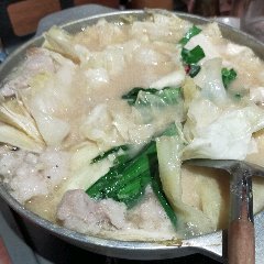 用和牛制作的 Motsunabe 佐配白味噌