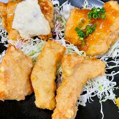 普通のとり天と、とり天南蛮、とり天みぞれあんを食べ比べられる