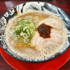 焦がしニンニクと特製赤だれの豚骨ラーメン