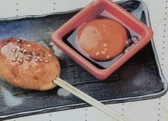 卵の黄身に付けて食べるつくね