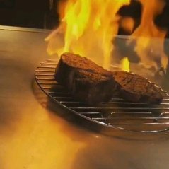 구워지는 과정의 플랑베 불꽃 연출도 즐길 수 있는 스테이크!