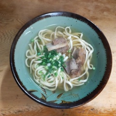 Soki Soba sencillo con cebolletas y carne con hueso.