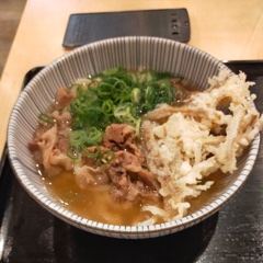 Fideos Udon con tempura de raíz de bardana desmenuzada y carne.