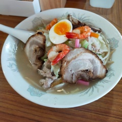 Champon con cerdo chashu y gambas.