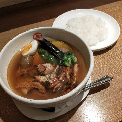 タンドリーチキン入りの野菜スープカレー