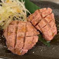 タン元に切れ込みを入れ、焼くと花が咲いたようになるタン