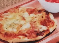 ピリ辛タコスミートにたっぷり濃厚チーズがマッチ。サルサソースで。