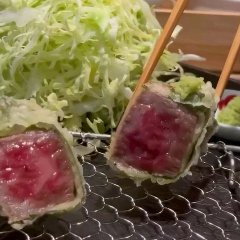 大葉で佐賀牛を巻いた天ぷら。ワサビと共に