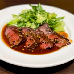 青胡椒ソースで食べるステーキ