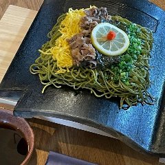 瓦で焼かれる茶そばの香ばしさと、もっちりパリっとした食感もある