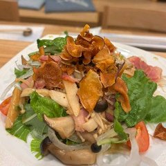 도야마산 베이컨을 얹은 풍성한 재료의 시저 샐러드