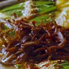 只用日本黑毛和牛的小肠制作的毛肚火锅。