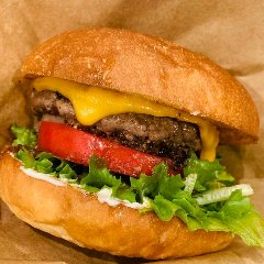 二枚重ねのチーズと、新鮮な野菜とジューシーな肉のハンバーガー