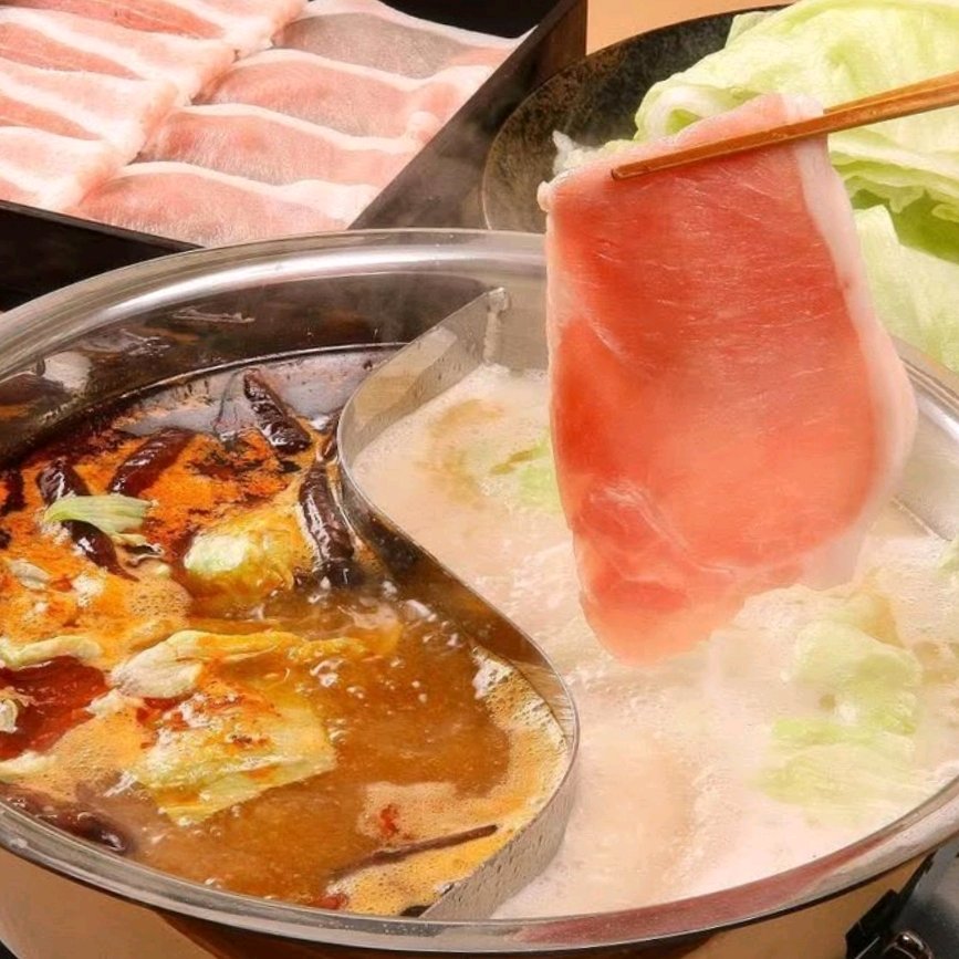 Two-color shabu-shabu in ginger hot pot(生姜火鍋の二色のしゃぶしゃぶ)