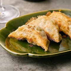 오렌지 와인과 잘 어울리는 속이 꽉 찬 만두