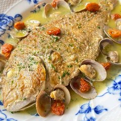 レストランの看板料理となる美しい盛り付けの魚料理