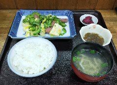 その日はゴーヤ、スパム、卵、豆腐のゴーヤチャンプル定食でした