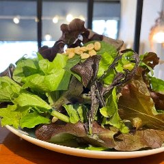 杂货店咖啡厅的沙拉会根据季节和田间条件变化。