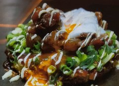 土手焼きの具材とネギのお好み焼き