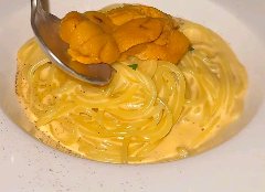 雲丹入りの濃厚クリームパスタのコース。ワイン飲み放題付き
