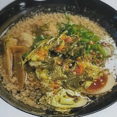 金箔の入った写真映えする煌びやかなラーメン