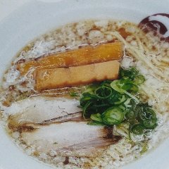 등지방이 눈에 보일 정도로 들어간 간장라면