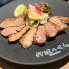 厚切り牛タンを炭火焼きで提供