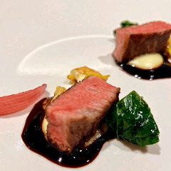 低温調理した、赤身肉のサーロインステーキ