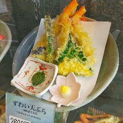 揚げたてのカニ天ぷらを食べれます