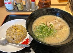 シンプルでややあっさりとした博多ラーメンとチャーハンのセット