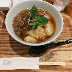 Soba con tempura de raíz de bardana con sabor fuerte a carne.