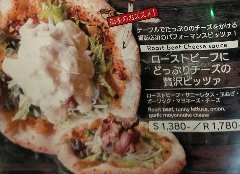 テーブルでたっぷりのチーズをかけるパフォーマンスも必見
