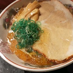 焼肉屋ならではのデカいチャーシューが乗ったラーメン