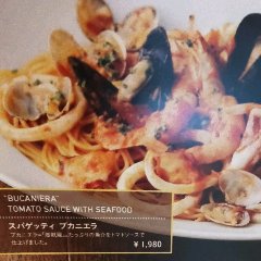たっぷりの魚介をトマトソースで食べるスパゲッティ