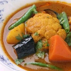 色々な野菜が入ったスパイシーなカレー