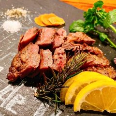 塩と刻みわさびで食べる牛タンのステーキ