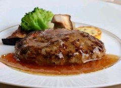 소와 돼지의 세밀한 비율까지 신경 써서 만든 갓 구운 햄버그스테이크!