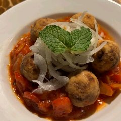 お酒のおつまみになる、スパイシーサルサで味付けされたファラフェル