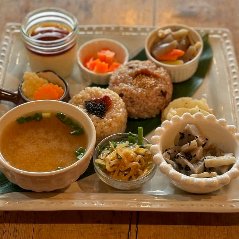 野菜中心のお惣菜と、ご飯と味噌汁の定食