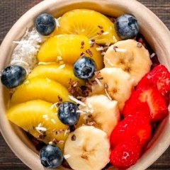 フルーツが自慢のお店で食べるアサイーボウル。