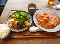 A set menu of slightly spicy shrimp chili and salad with lots of ingredients