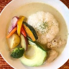 アボカドと季節野菜のココナッツタイカレー