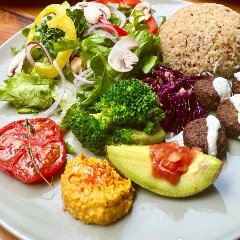 雑穀米、枝豆のファラフェル入りのたんぱく質も摂れるサラダ定食