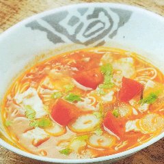 じっくり丁寧に煮込んだトマトソースベースのスープのラーメン