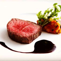 您可以品尝经过两个多月熟成的新鲜但马牛肉，搭配特制红酒酱。