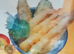 丼からはみ出るくらい大きな海老天を堪能