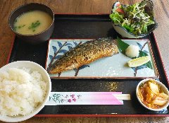 A simple set meal of grilled mackerel with salt. With pickles.