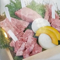 サーロインやリブロースなどの神戸牛複数部位盛り合わせ