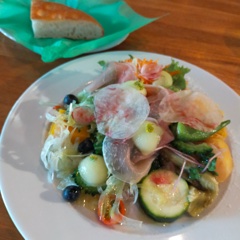 Menú con variedad de verduras y frutas.