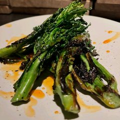 ケールの菜の花を炭火焼きにして、卵黄ソースで。